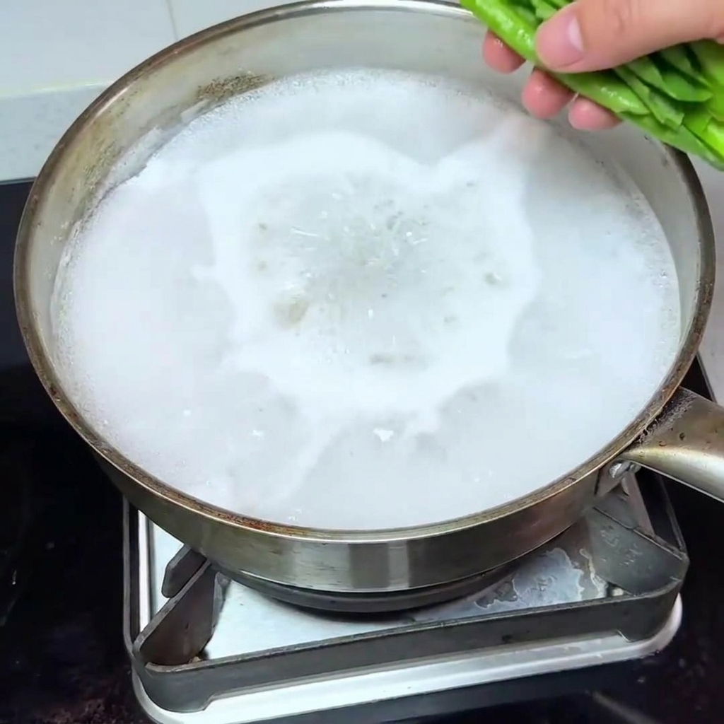 Aggiungere il bok choy allacqua bollente.
