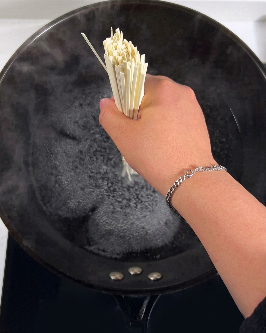Noodles immersi in acqua bollente in una pentola capiente.