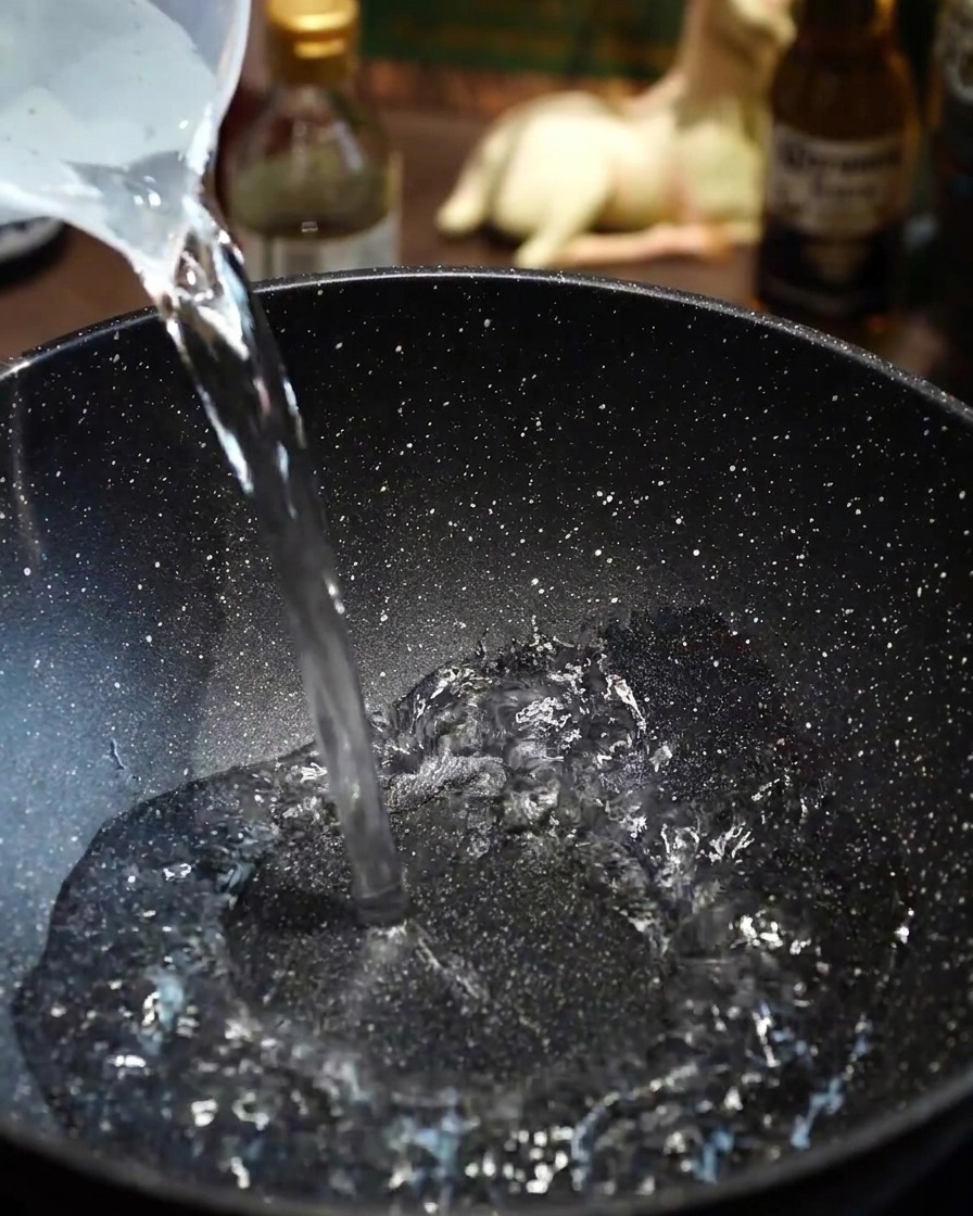 Sottili fettine di manzo Wagyu aggiunte con cura allacqua bollente nella padella.