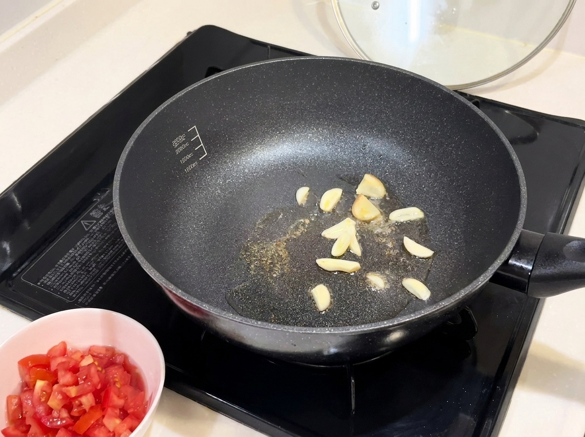 Fettine daglio dorate che soffriggono in una padella calda oliata.