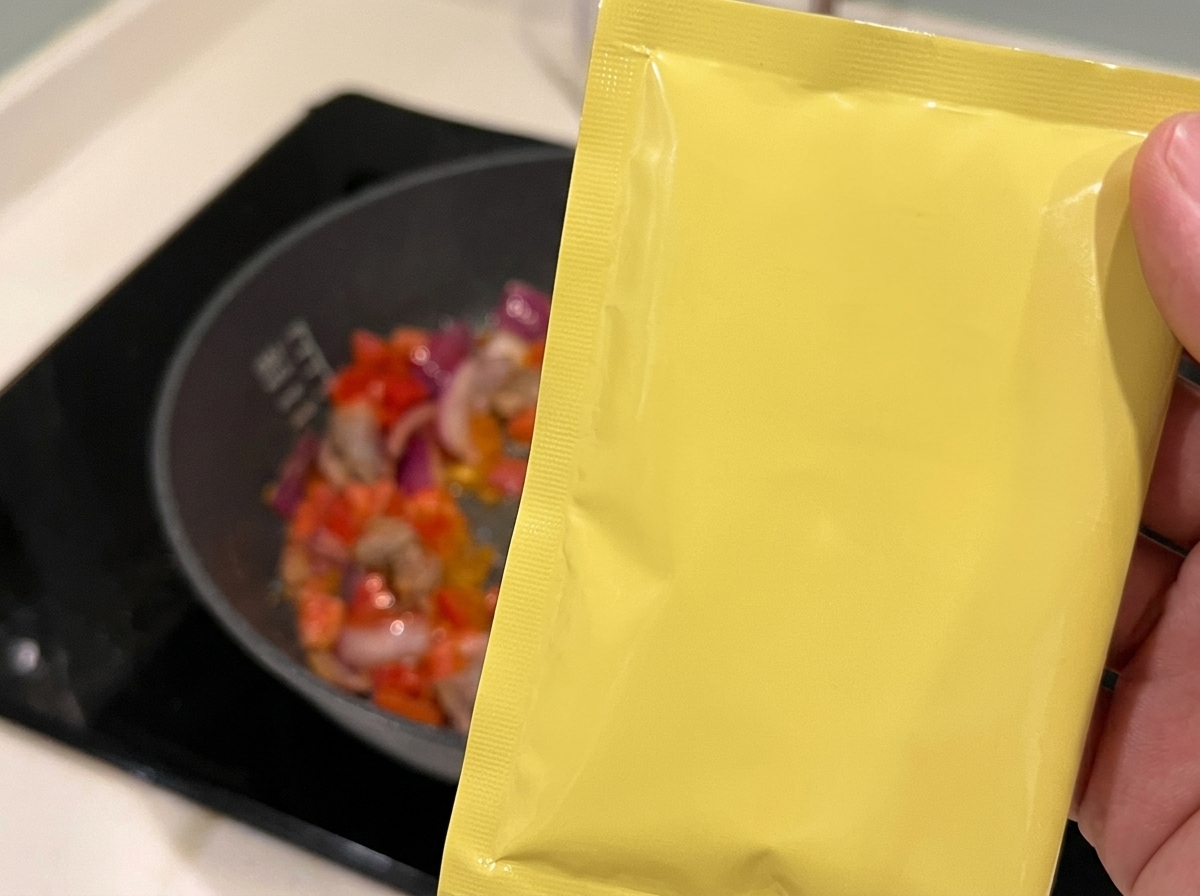 Vino da cucina versato su un composto di manzo, pomodori e cipolle saltati in padella.