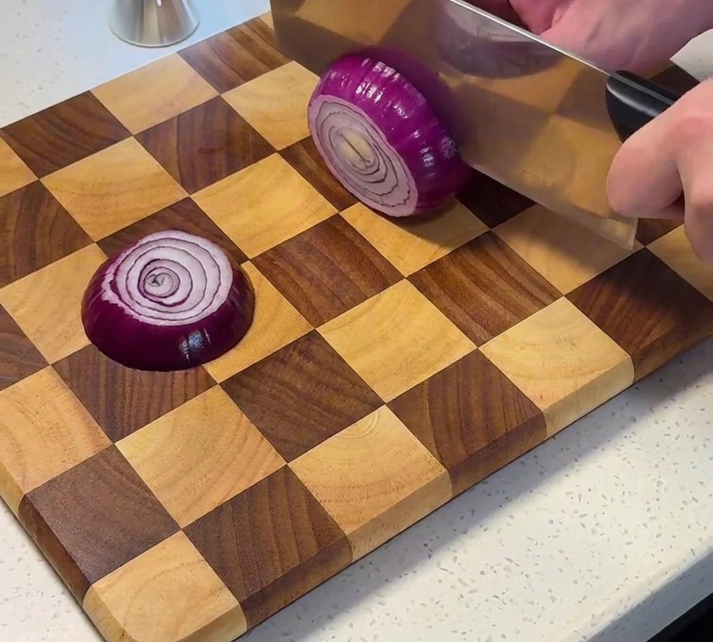 Cipolla rossa tritata su un tagliere.