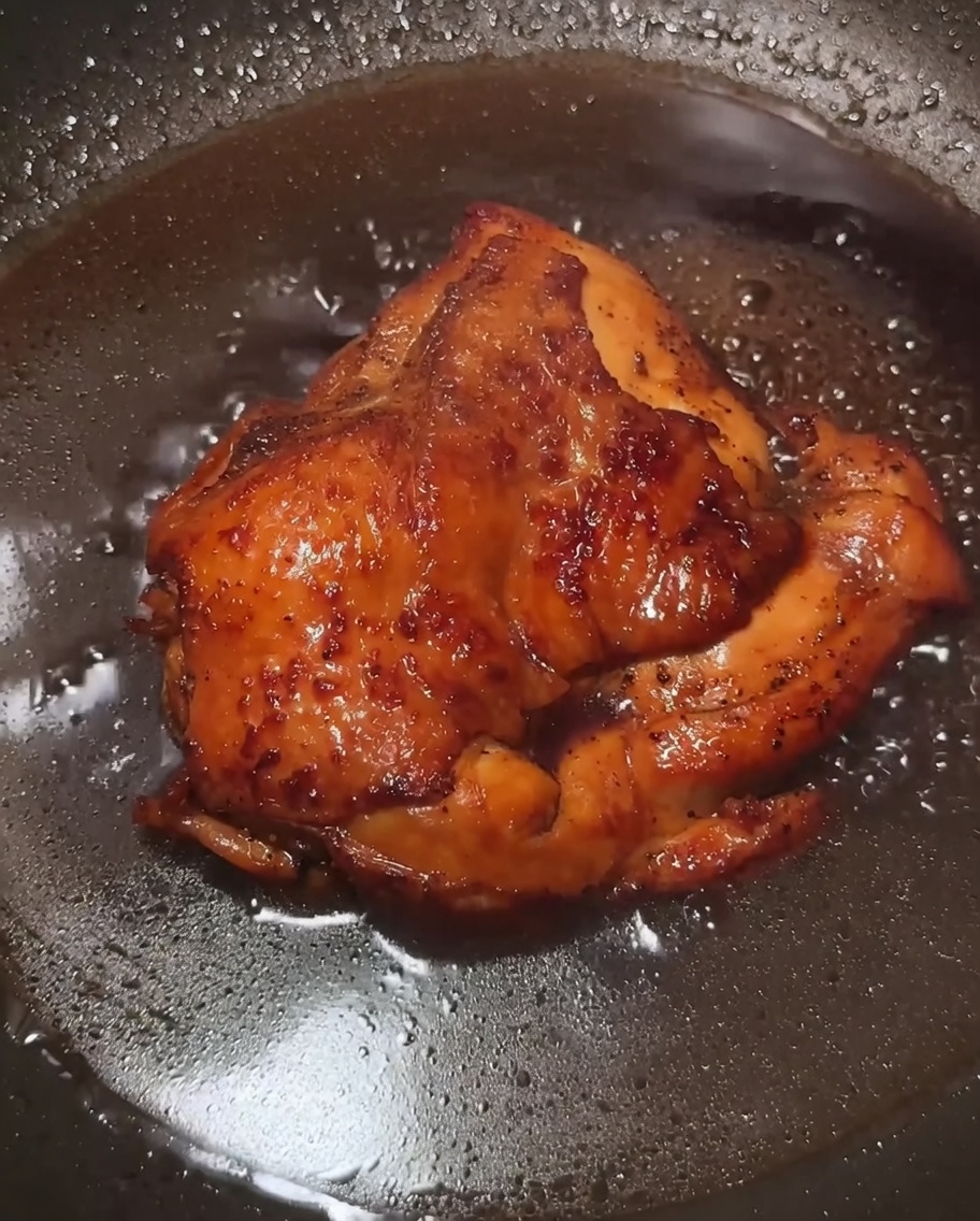 Una salsa scura e saporita che bolle in padella con i pezzi di pollo, diventando densa e lucida dopo laggiunta della miscela di fecola.