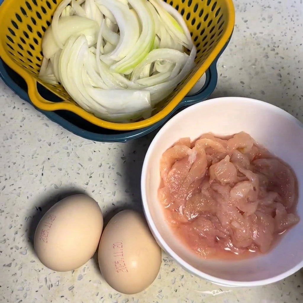 Pezzi di petto di pollo ricoperti da una marinatura scura in una ciotola bianca.