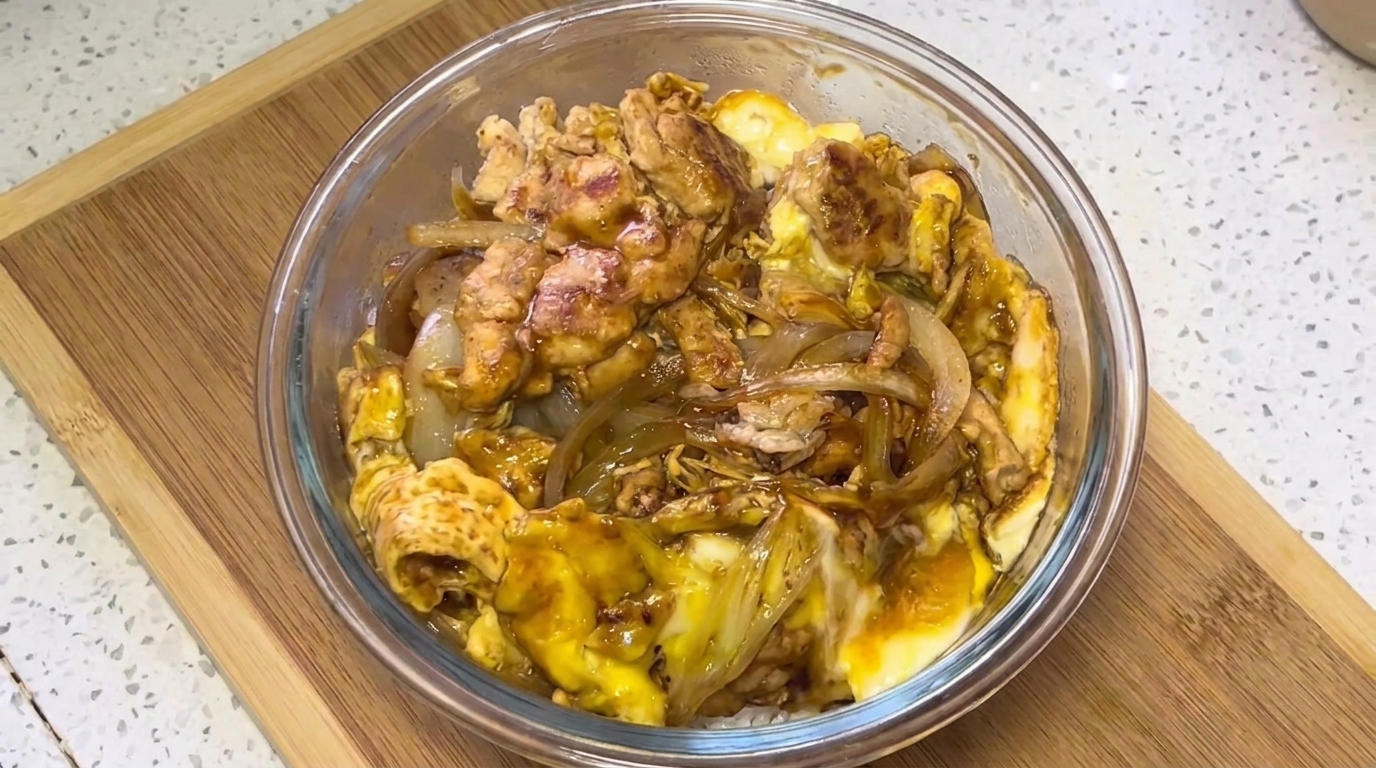 Ciotola di Riso con Petto di Pollo e Uova (Stile Oyakodon)