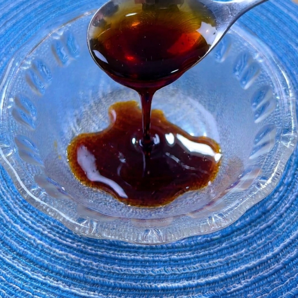 Salsa di soia, salsa di ostriche, zucchero e spezie mescolati in una ciotolina.