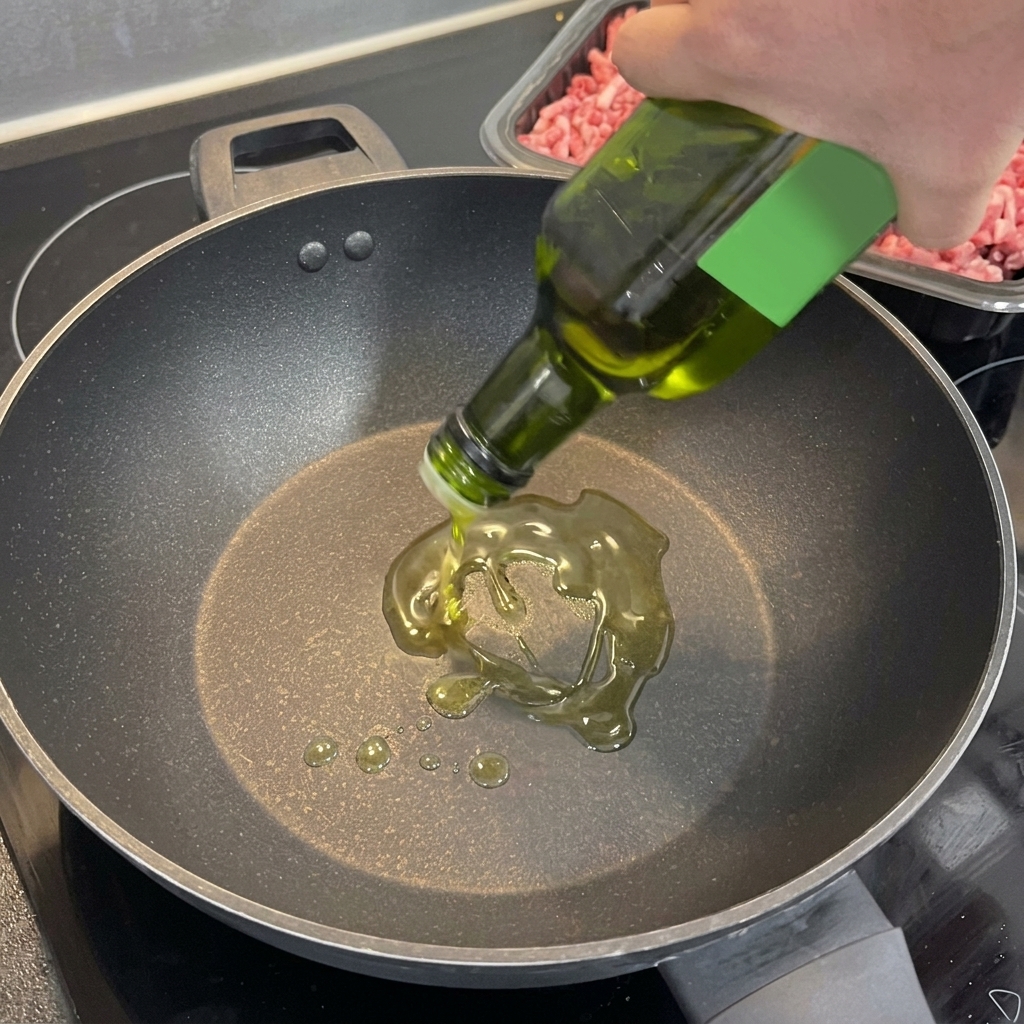 Il profumato mix di aglio e peperoncino che sfrigola in un wok caldo con olio.