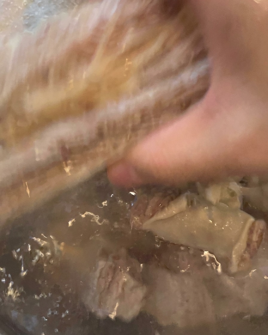 Costine risciacquate sotto lacqua corrente, pulite e pronte per la pentola.