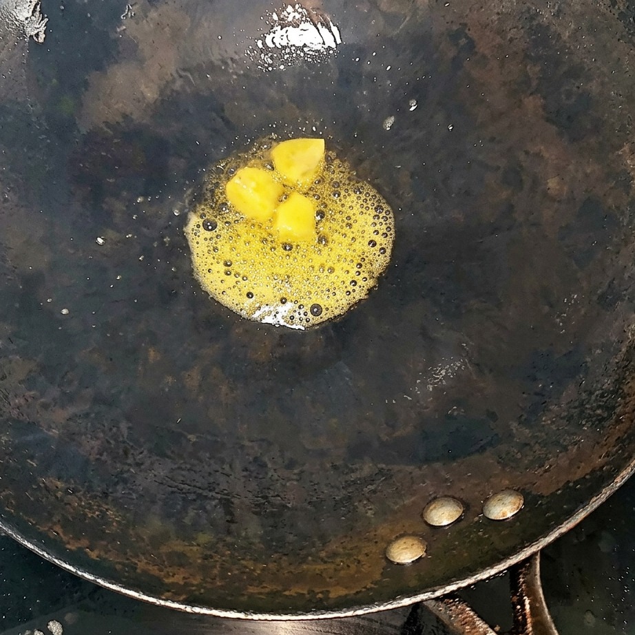 Costine e zenzero che saltano nel wok caldo.