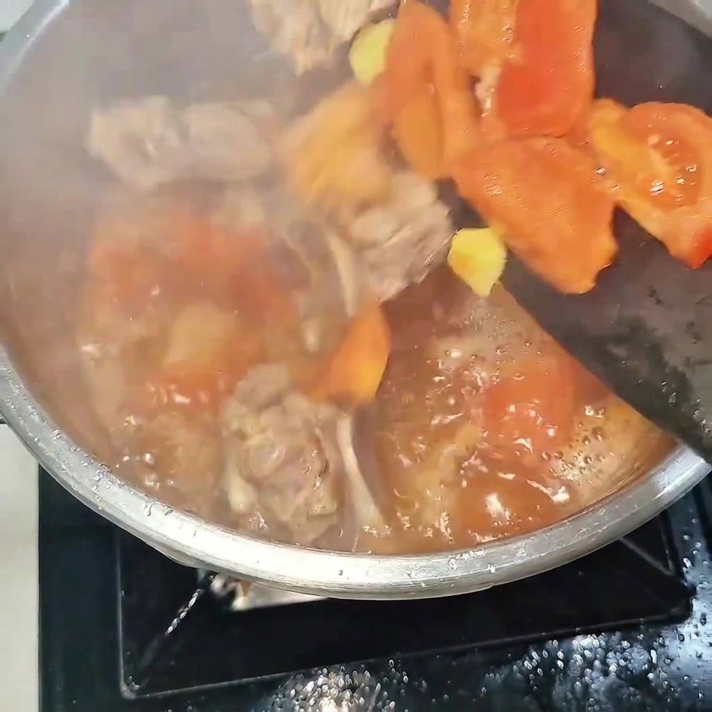 Il composto di carne e pomodori versato nella pentola a pressione.
