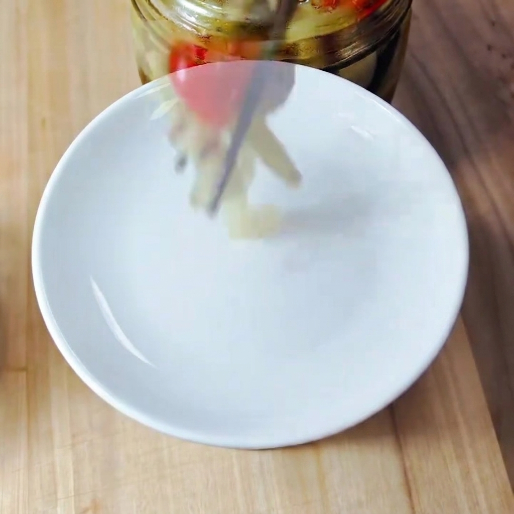 Pezzi di kimchi finemente tritati su un tagliere di legno.