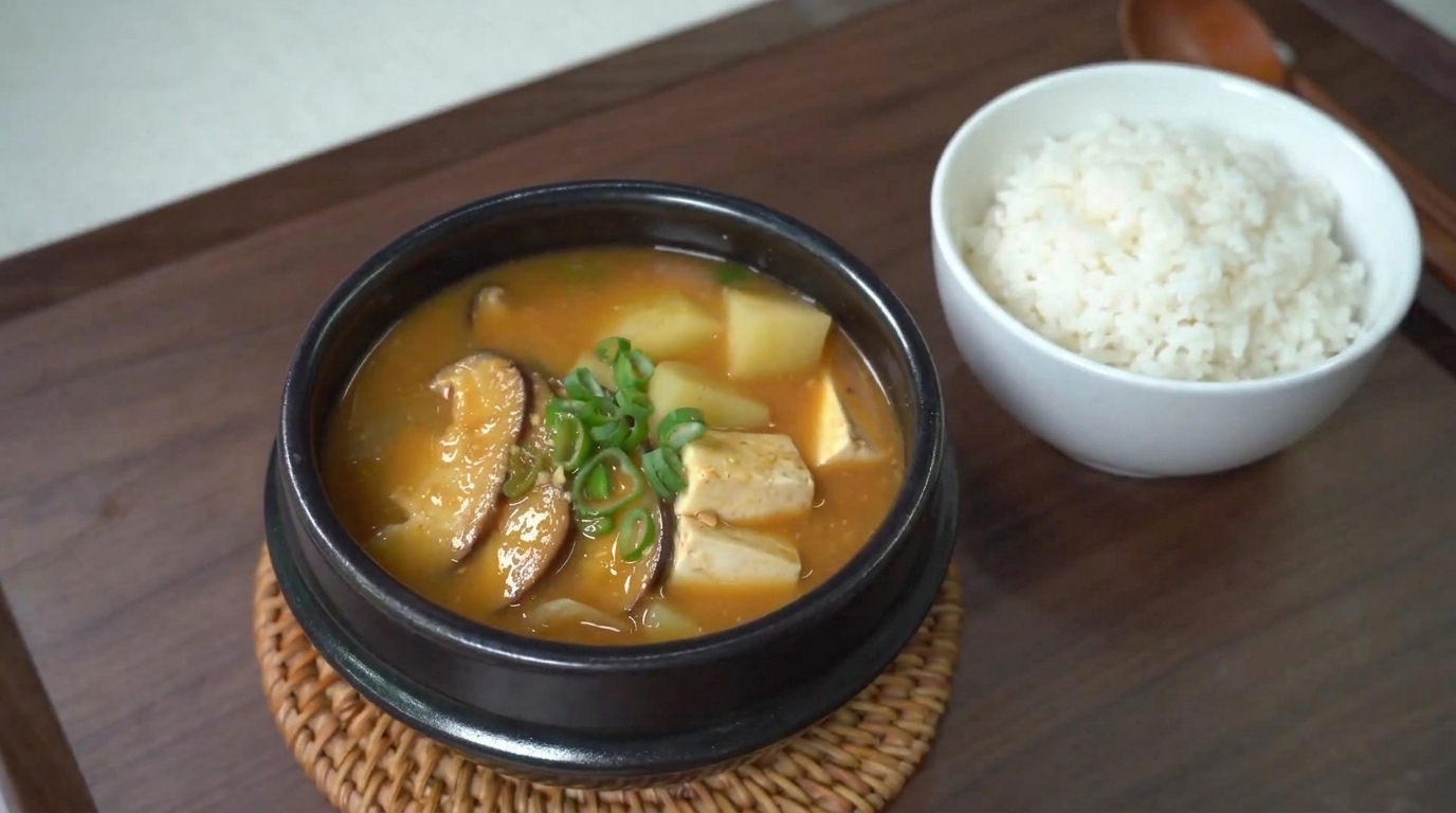 Stufato Tradizionale Coreano con Pasta di Soia (Doenjang Jjigae)