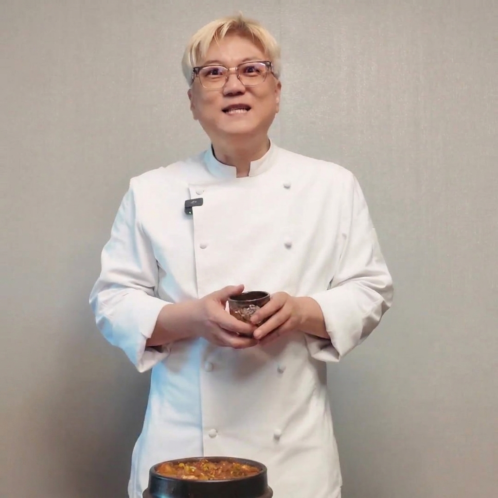 Un pezzo concentrato di scura pasta di soia fermentata invecchiata aggiunto allo stufato bollente.