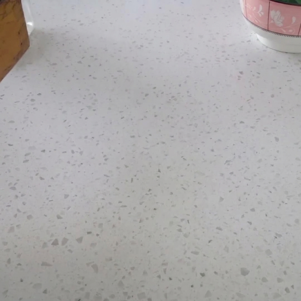 Ciotolina con cipollotti, salsa di soia e spezie miscelate insieme.