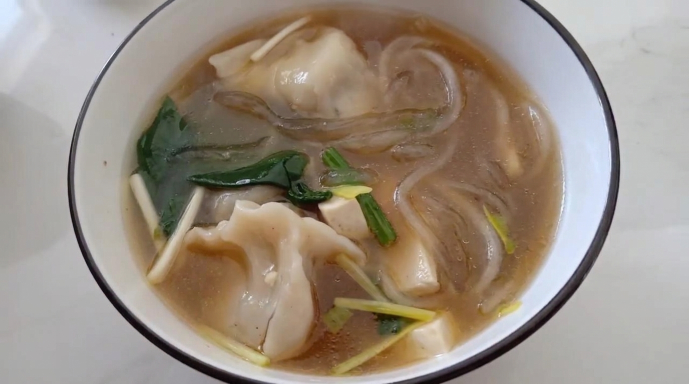 Zuppa Comfort di Ravioli, Vermicelli e Spinaci