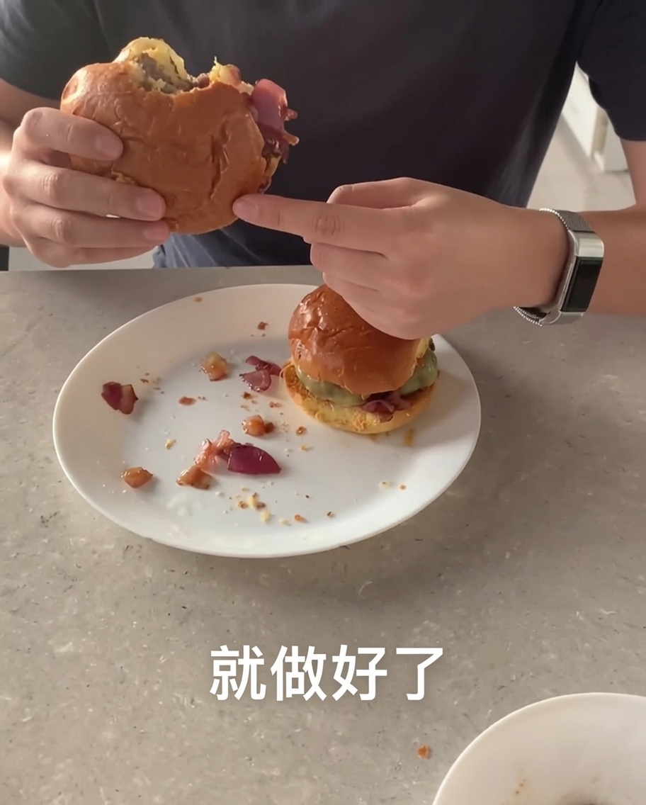 Hamburger di manzo che friggono in una padella calda, sviluppando una crosticina dorata.