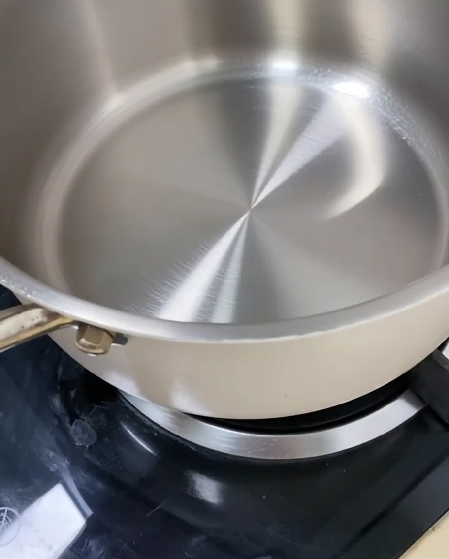 Zucchero candito e zucchero semolato che si sciolgono lentamente in padella.