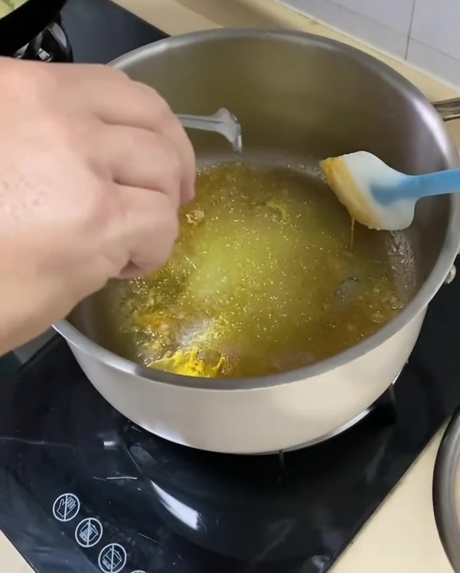 Cipolle affettate aggiunte in padella con il caramello e le spezie.