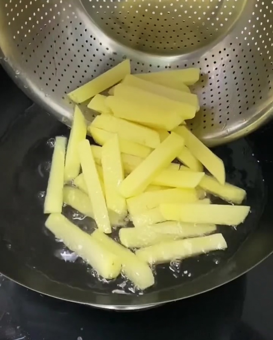 Bastoncini di patate in acqua bollente.