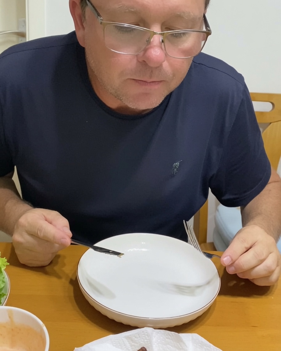 Composizione di un hamburger gourmet con cipolle, pomodoro e lattuga.
