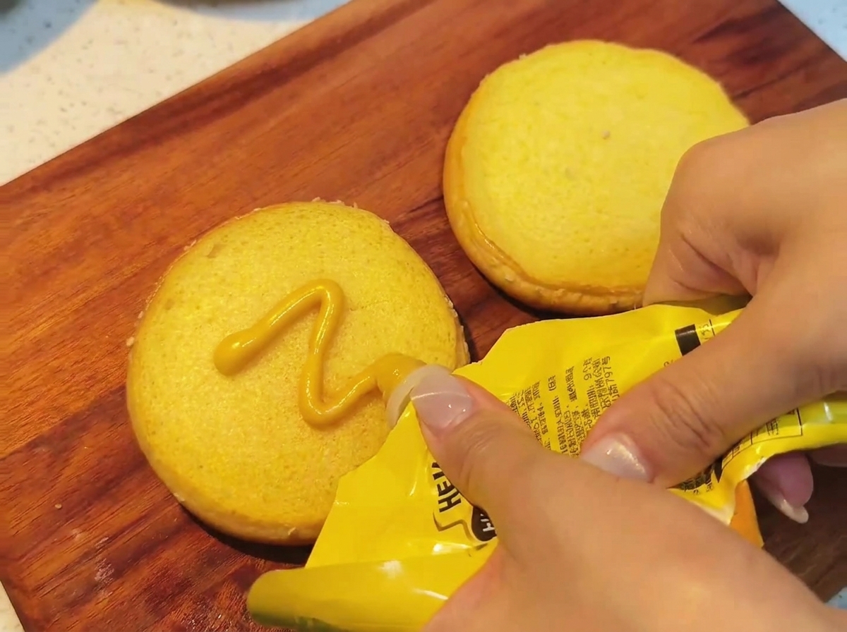 Senape al miele spalmata sulla base del panino.