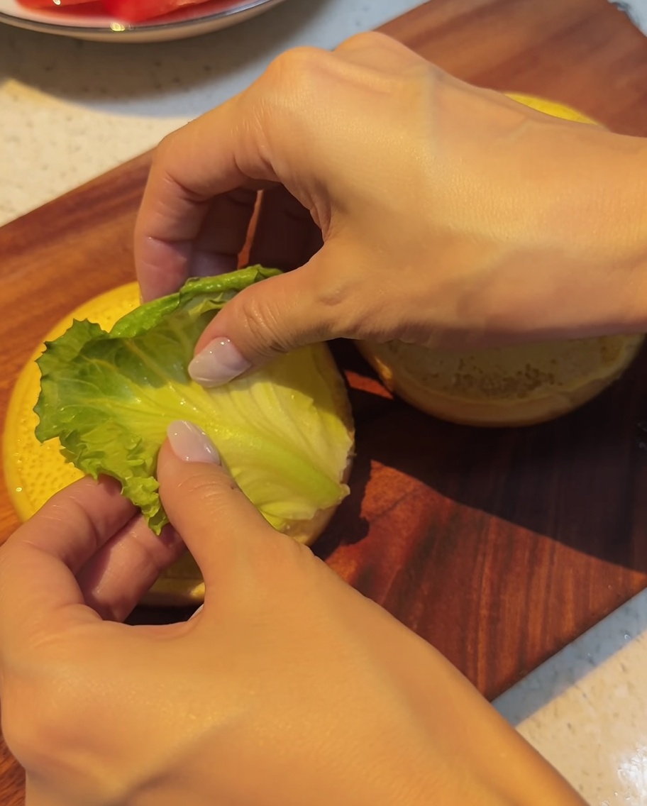 Foglie di lattuga fresca posizionate sulla base del panino.