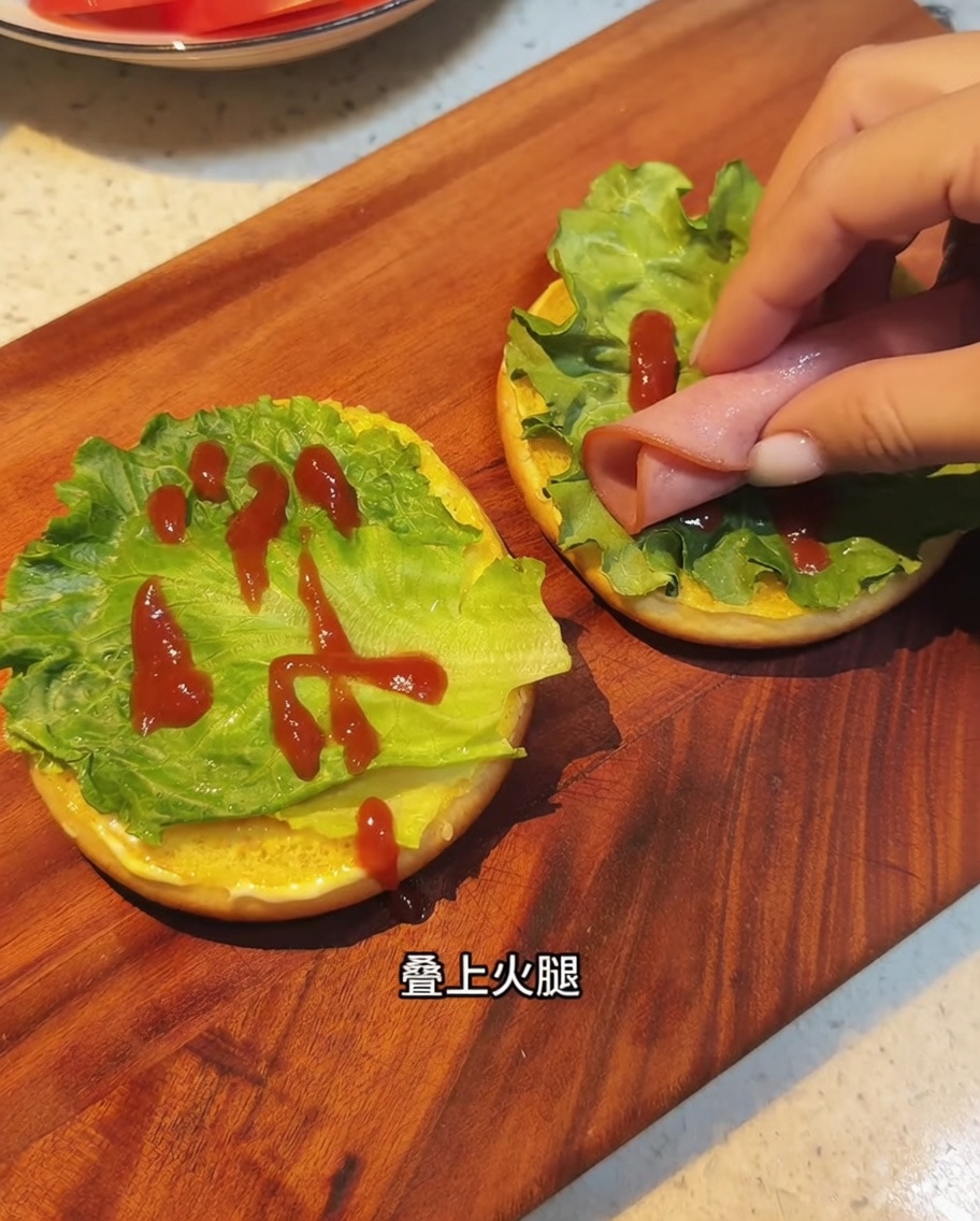 Fette di pancetta croccante disposte sopra la lattuga.