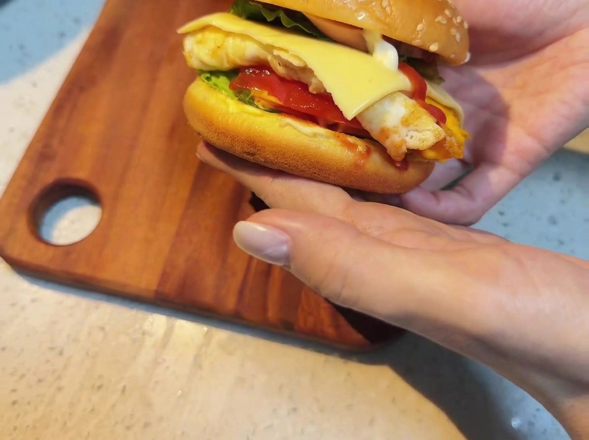 Una fetta di formaggio appoggiata sopra gli ingredienti caldi.