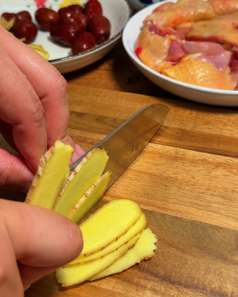 Olio di sesamo versato in una pentola di terracotta calda e vuota.