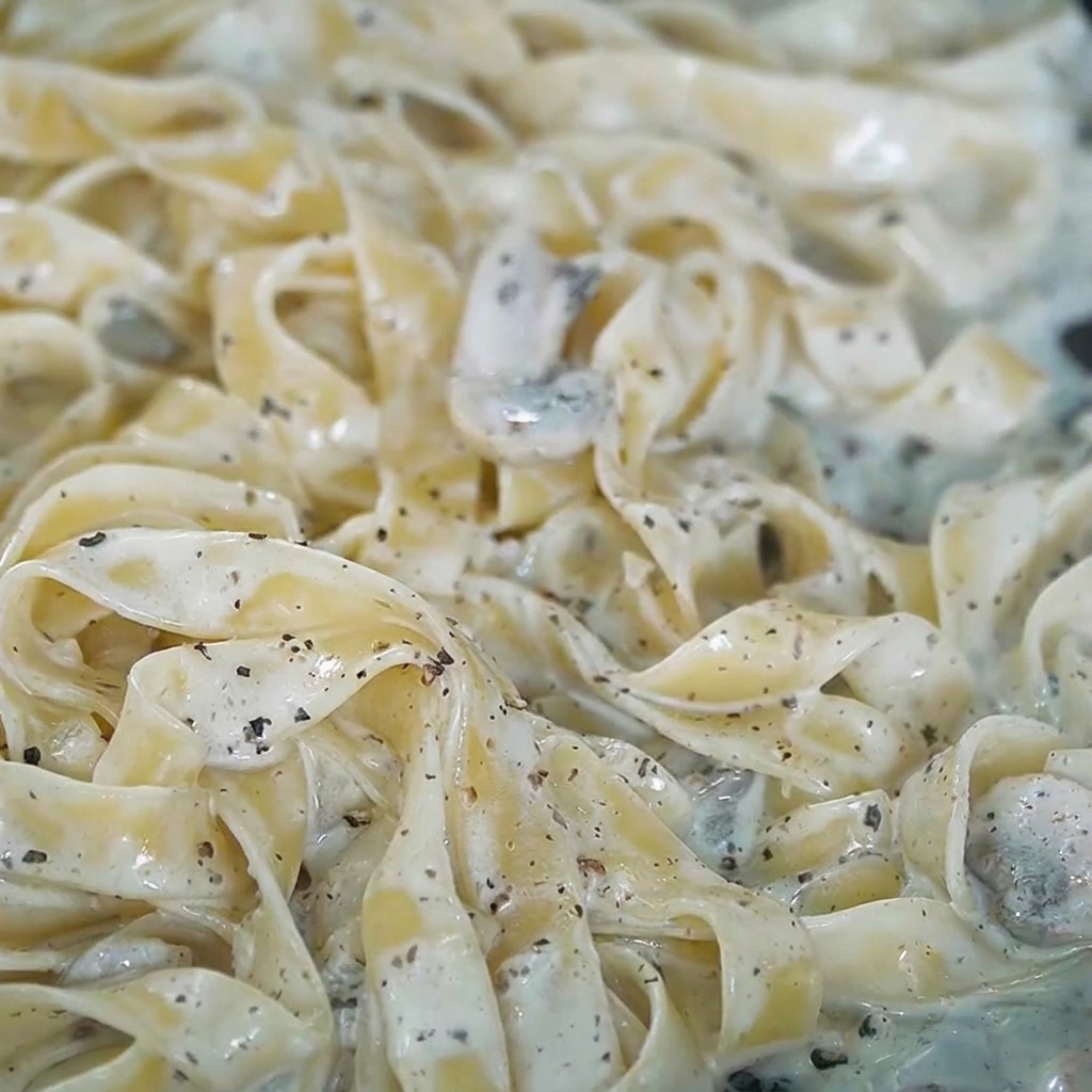 Sale e pepe nero appena macinato spolverati sulla pasta.