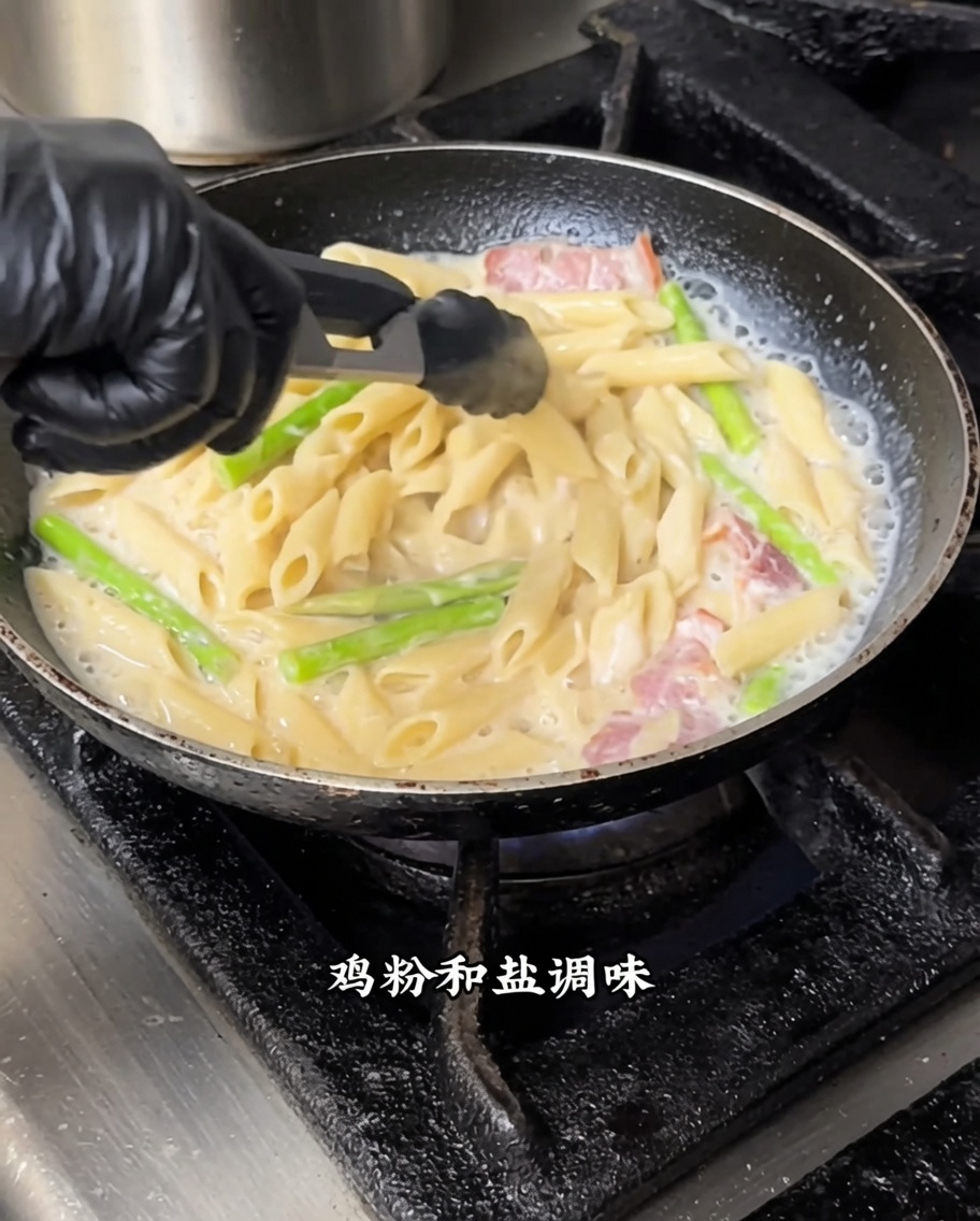 Penne mantecate con salsa bianca e tartufo nero.
