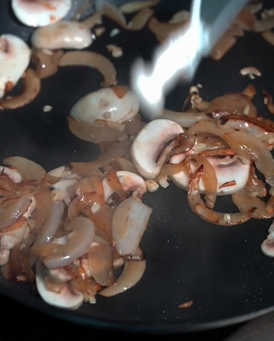 Varietà di funghi freschi che soffriggono in padella.