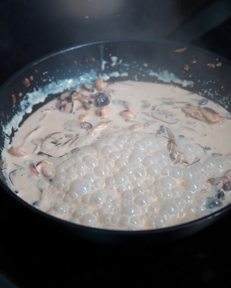 Pasta scolata saltata nella ricca salsa cremosa ai funghi.