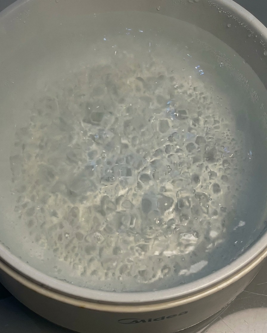 Noodles che cuociono in una pentola di acqua bollente.