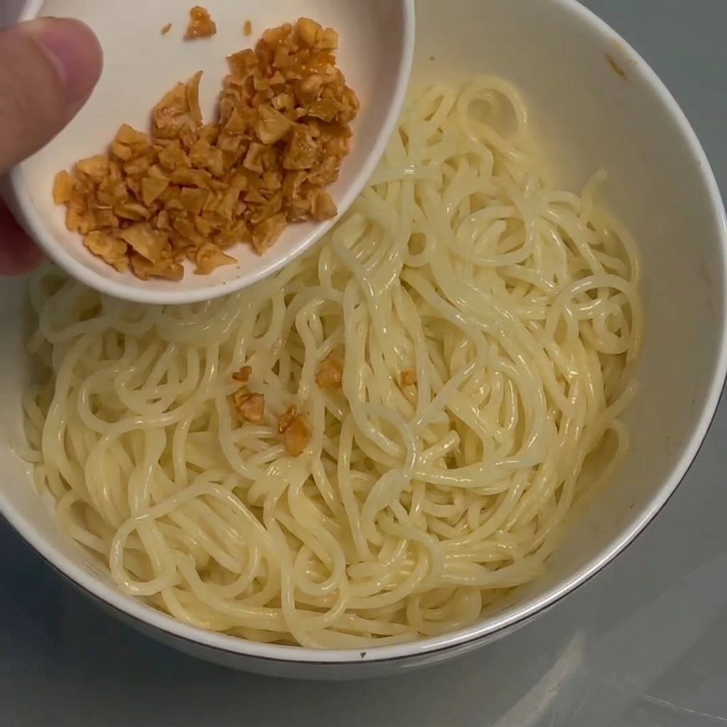 Aglio fritto croccante cosparso sulla ciotola di noodles.