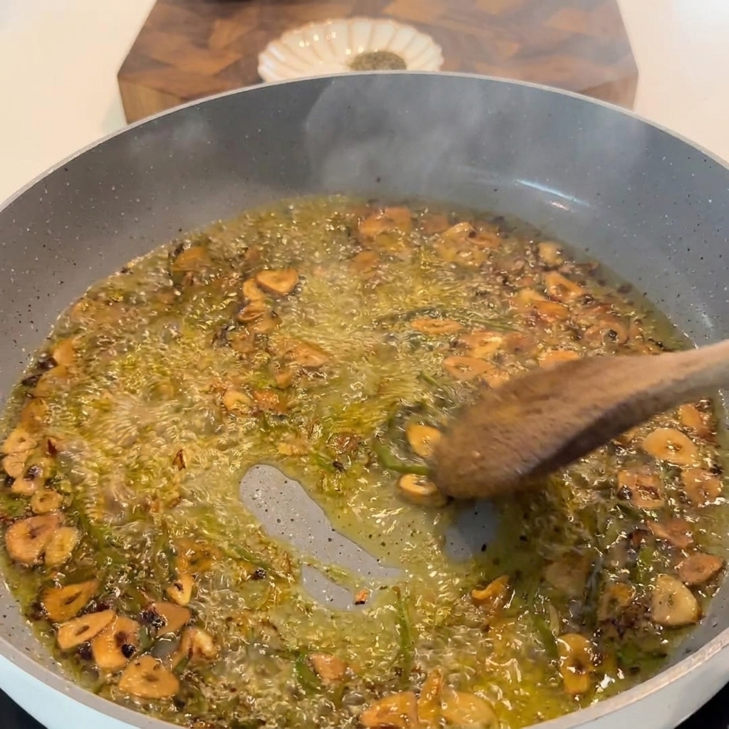 Succo di limone fresco spremuto nella padella con aglio e aromi.