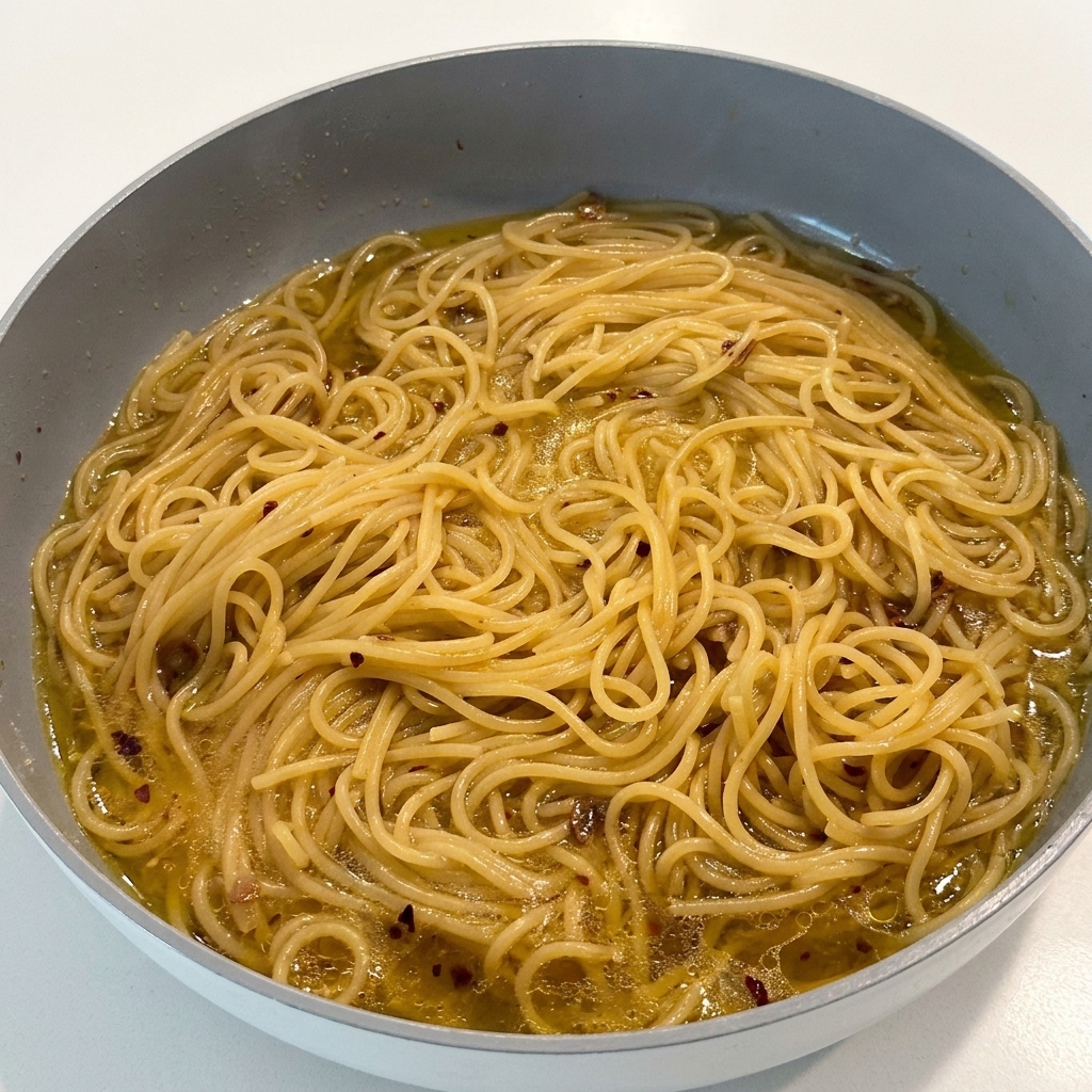 Pepe nero aggiunto sulla pasta direttamente in padella.