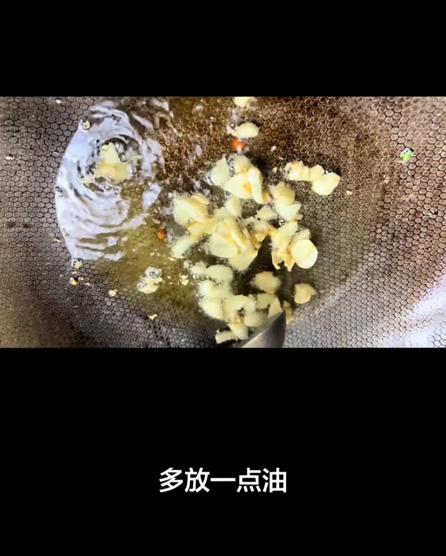 Fettine di aglio che sfrigolano in olio caldo.