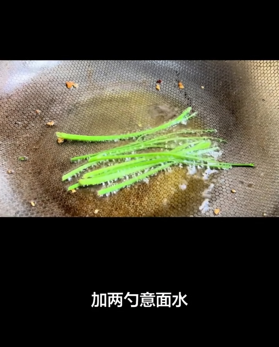 Acqua di cottura della pasta versata nella padella.