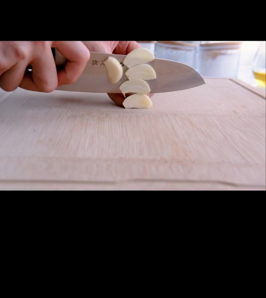Peperoncini rossi secchi tagliati con forbici da cucina in una ciotolina.