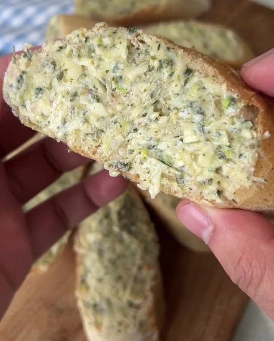 Olio doliva versato in una padella calda, pronto per le fette di pane.