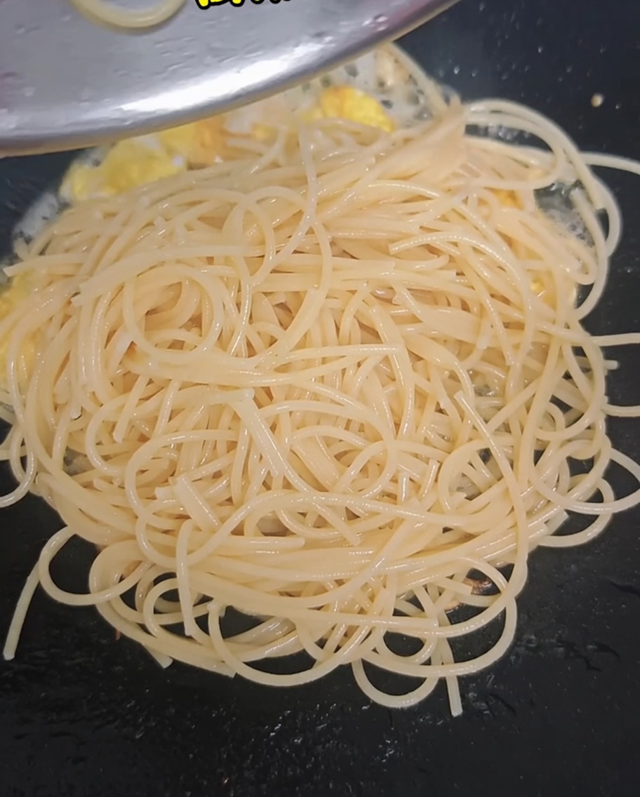 Cimette di broccoli sbollentate e pomodorini aggiunti nel wok.