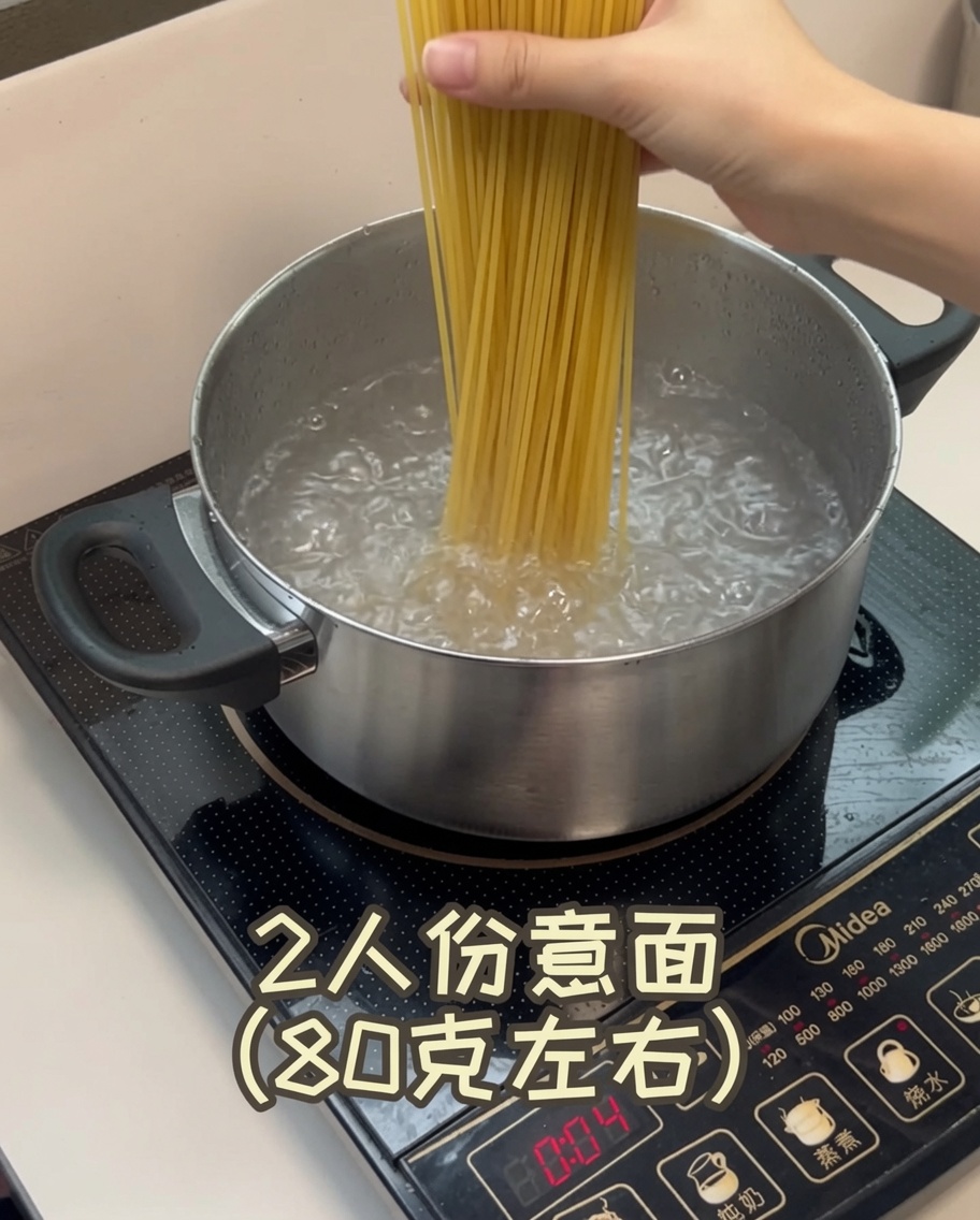 Primi piani di spaghetti secchi immersi in una pentola dacqua bollente.
