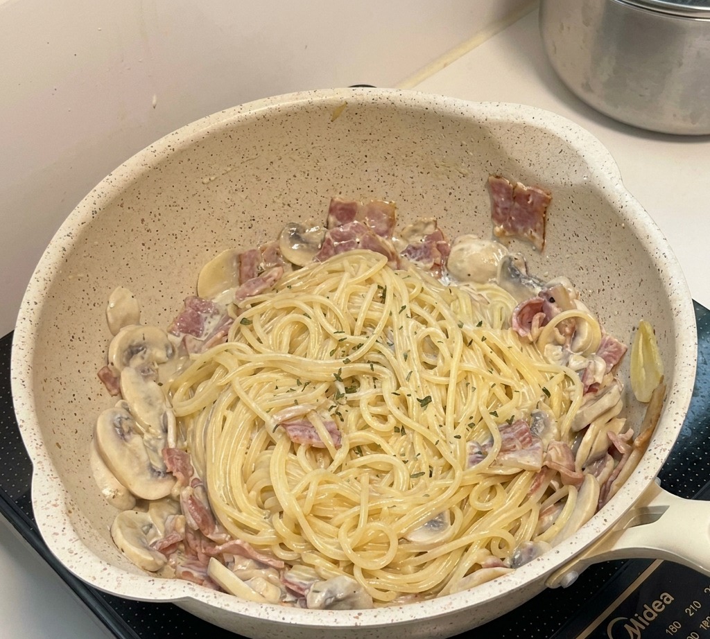 Piatto di pasta cremosa ai funghi pronto per essere servito.