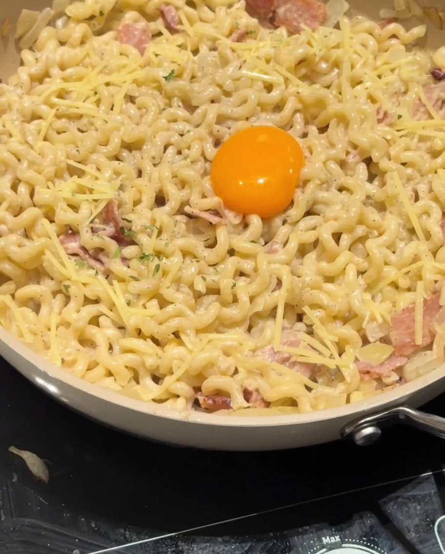 Prezzemolo essiccato spolverato sul tuorlo e sulla pasta carbonara come guarnizione finale.