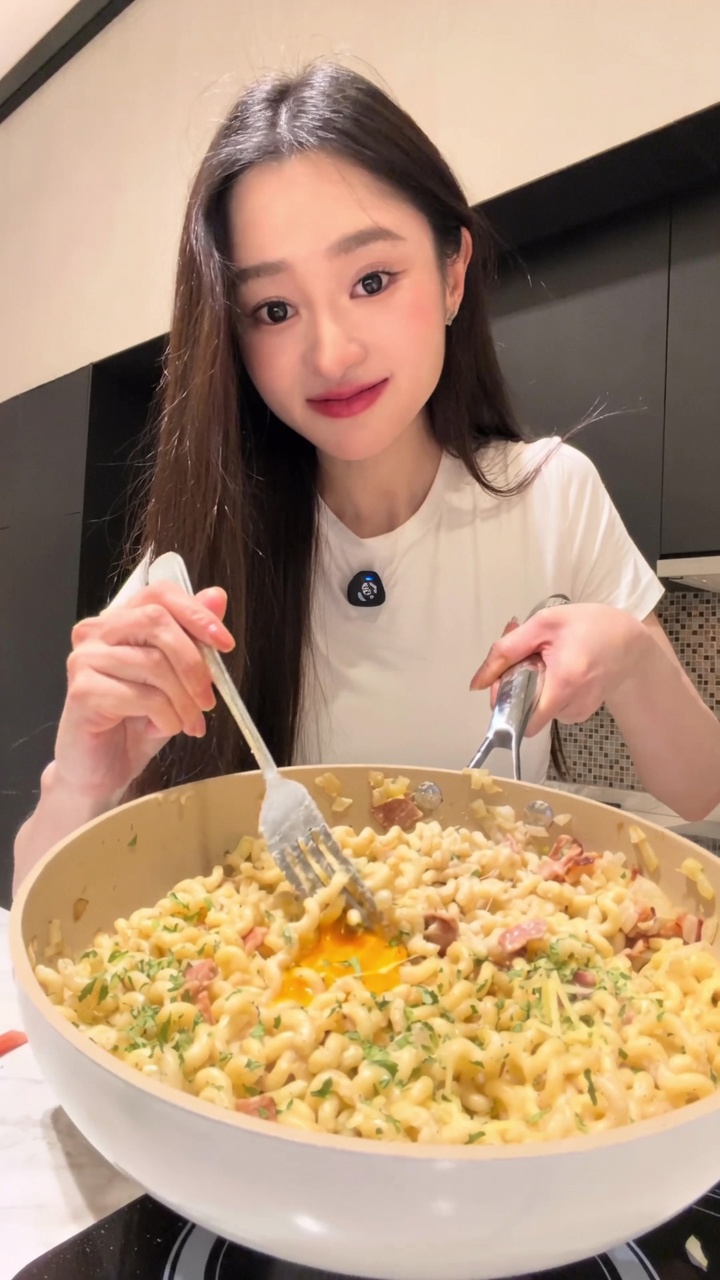 Carbonara Cremosa di Pancetta con Pasta Riccioli