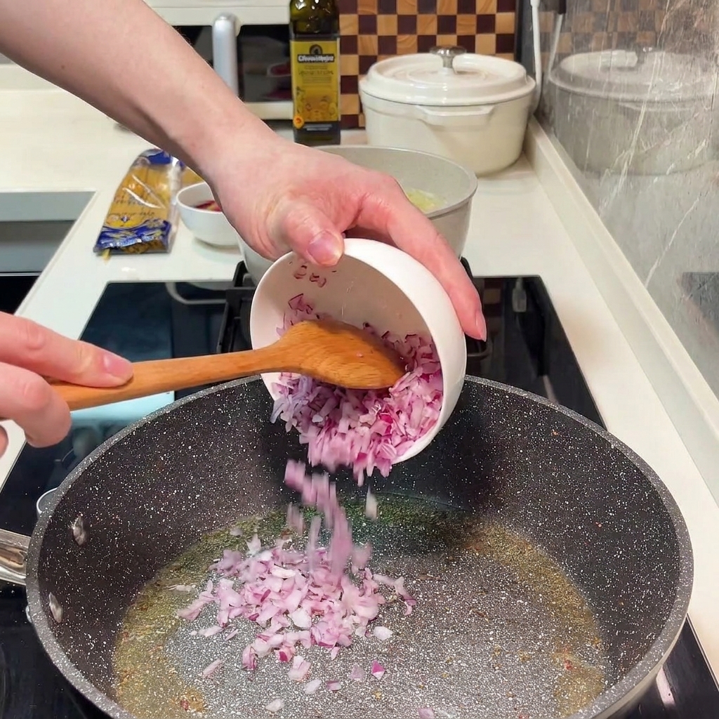 Cipolla rossa a cubetti rosolata in padella con olio doliva.