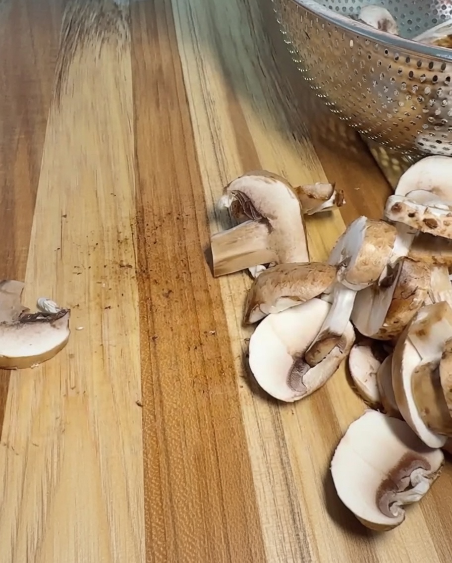 Una cipolla tagliata con cura in cubetti uniformi su un tagliere di legno.