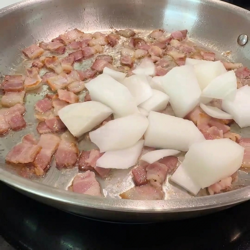 Cipolle tritate e funghi affettati aggiunti in padella con pancetta croccante e dorata.
