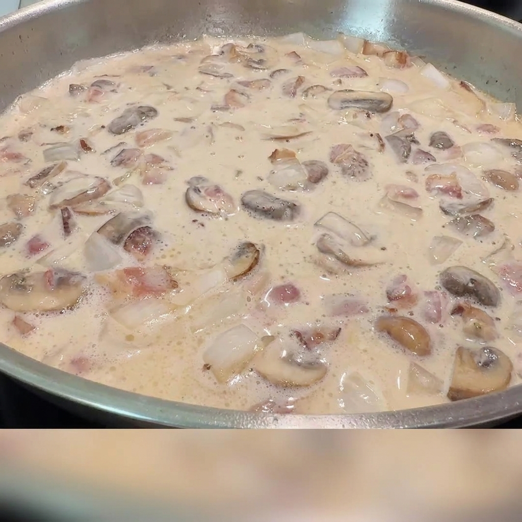 Sale e pepe nero macinato spolverati nella salsa cremosa di pancetta e funghi.
